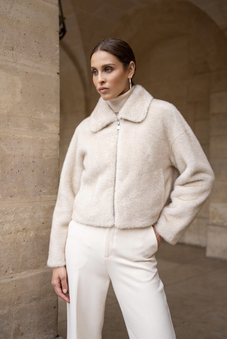 Craquez pour Jena notre sublime veste en fausse fourrure qui vous tiendra chaud tout l’hiver ! Col à revers Manches longues Fermeture zippée 2 poches côtés Retrouvez le confort et la chaleur de sa fourrure beige On adore sa matière doudou pour rester au chaud en toute féminité !