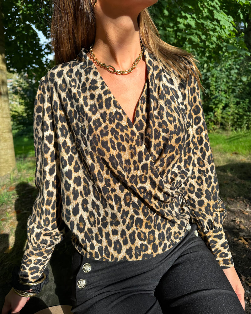 MAGALIE est une superbe blouse à l’imprimé leopard terriblement tendance ! Joli décolleté cache-coeur Manches longues avec jolis boutons dorés Taille élastiquée pour un maximum de confort