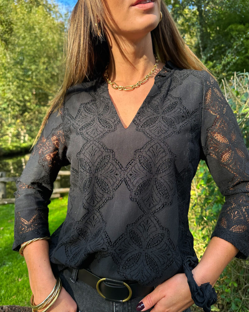 Zélia est une sublime blouse en dentelle à encolure V, avec des manches longueur 3/4. Cette blouse en dentelle est un joli classique revisité, avec des détails ajourés en dentelle pour la touche sensuelle. Facile à associer, c’est le genre de pièce que l’on aime porter aussi bien pour la journée au bureau, que pour un dîner romantique. Avec un tissu en coton doublé sur l’avant, cette blouse vous sublimera. Blouse noire Modèle avec jolis détails ajourés On aime la porter avec : Un jean et une ceinture à boucle western, pour un look casual-chic, moderne et rafraîchissant