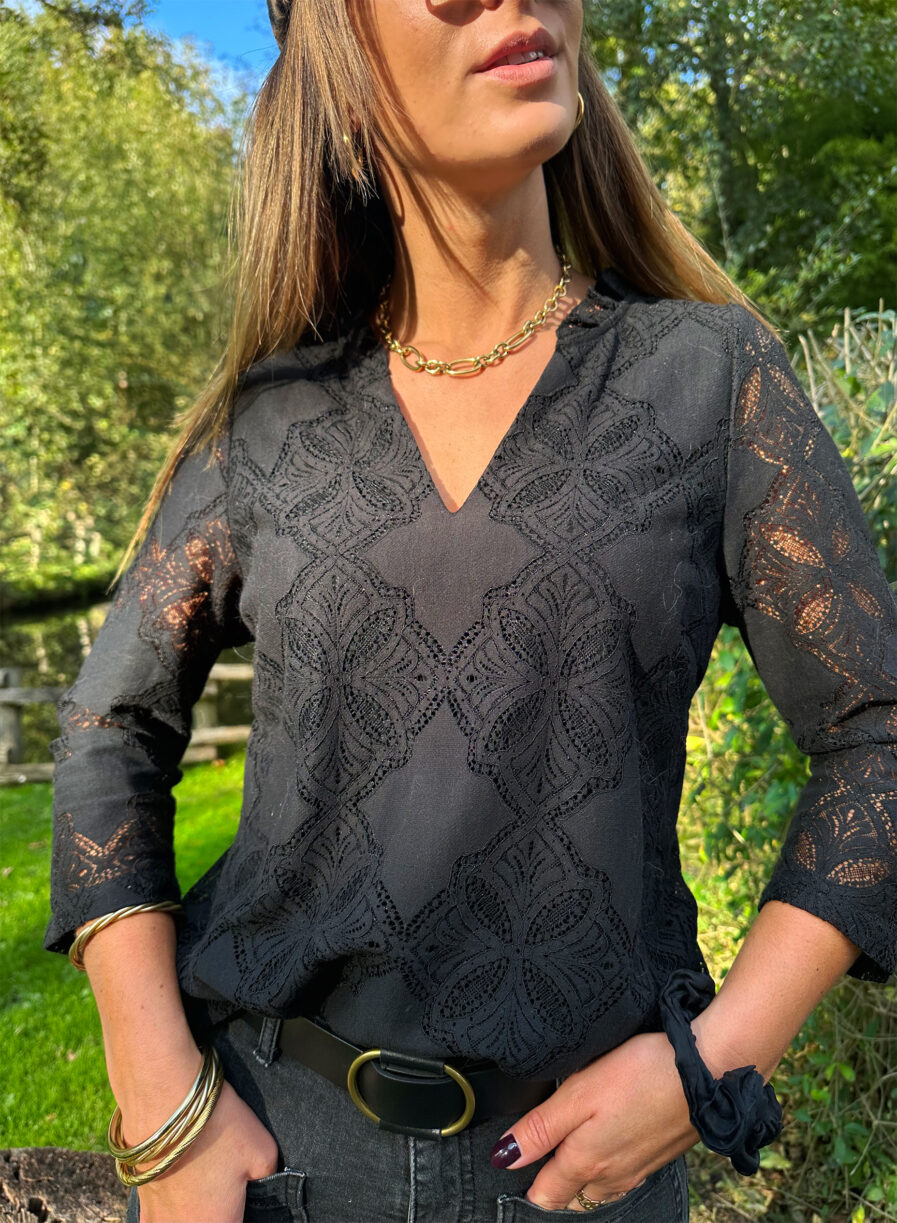 Zélia est une sublime blouse en dentelle à encolure V, avec des manches longueur 3/4. Cette blouse en dentelle est un joli classique revisité, avec des détails ajourés en dentelle pour la touche sensuelle. Facile à associer, c’est le genre de pièce que l’on aime porter aussi bien pour la journée au bureau, que pour un dîner romantique. Avec un tissu en coton doublé sur l’avant, cette blouse vous sublimera. Blouse noire Modèle avec jolis détails ajourés On aime la porter avec : Un jean et une ceinture à boucle western, pour un look casual-chic, moderne et rafraîchissant