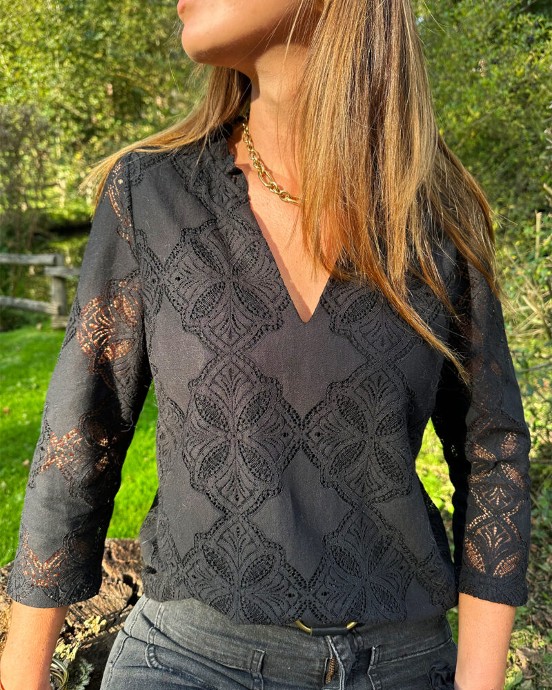 Zélia est une sublime blouse en dentelle à encolure V, avec des manches longueur 3/4. Cette blouse en dentelle est un joli classique revisité, avec des détails ajourés en dentelle pour la touche sensuelle. Facile à associer, c’est le genre de pièce que l’on aime porter aussi bien pour la journée au bureau, que pour un dîner romantique. Avec un tissu en coton doublé sur l’avant, cette blouse vous sublimera. Blouse noire Modèle avec jolis détails ajourés On aime la porter avec : Un jean et une ceinture à boucle western, pour un look casual-chic, moderne et rafraîchissant