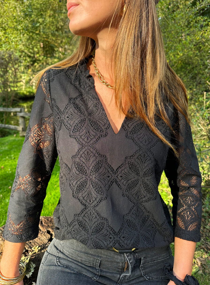 Zélia est une sublime blouse en dentelle à encolure V, avec des manches longueur 3/4. Cette blouse en dentelle est un joli classique revisité, avec des détails ajourés en dentelle pour la touche sensuelle. Facile à associer, c’est le genre de pièce que l’on aime porter aussi bien pour la journée au bureau, que pour un dîner romantique. Avec un tissu en coton doublé sur l’avant, cette blouse vous sublimera. Blouse noire Modèle avec jolis détails ajourés On aime la porter avec : Un jean et une ceinture à boucle western, pour un look casual-chic, moderne et rafraîchissant