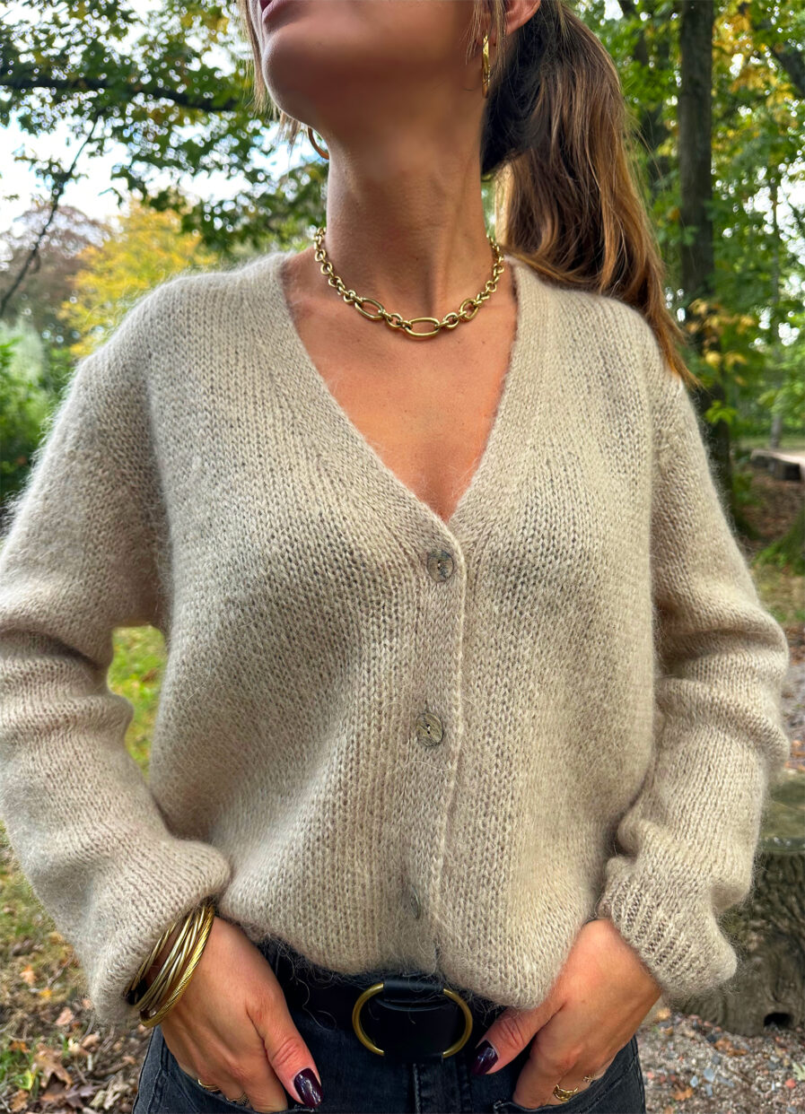 Voici Amelia, notre nouveau gilet extra doux en mohair ! Un indispensable qui va avec tout… Col V Coloris beige 4 boutons sur le devant Maille toute douce et chaude Coupe droite légèrement oversize Fabriqué en Italie On aime le porter avec un jean taille haute et des bottines pour dynamiser le look ou bien en superposition au dessus d’une robe !