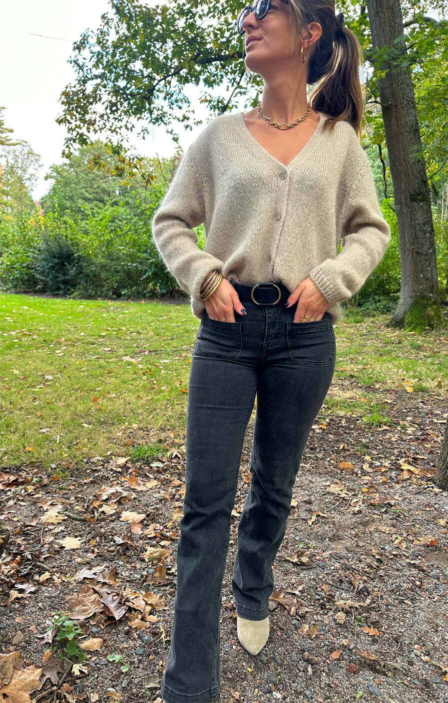 Voici Amelia, notre nouveau gilet extra doux en mohair ! Un indispensable qui va avec tout… Col V Coloris beige 4 boutons sur le devant Maille toute douce et chaude Coupe droite légèrement oversize Fabriqué en Italie On aime le porter avec un jean taille haute et des bottines pour dynamiser le look ou bien en superposition au dessus d’une robe !