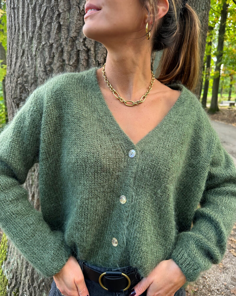 Voici Amelia, notre nouveau gilet extra doux en mohair ! Un indispensable qui va avec tout… Col V Coloris kaki 4 boutons sur le devant Maille toute douce et chaude Coupe droite légèrement oversize Fabriqué en Italie On aime le porter avec un jean taille haute et des bottines pour dynamiser le look ou bien en superposition au dessus d’une robe !