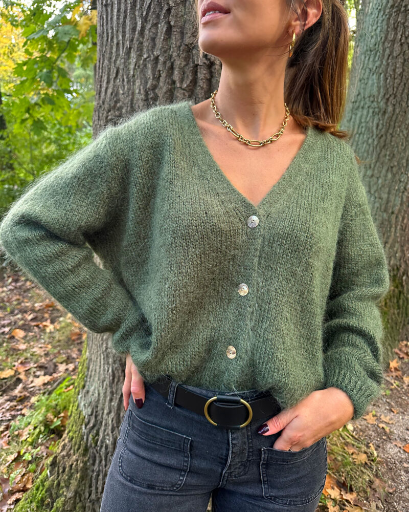 Voici Amelia, notre nouveau gilet extra doux en mohair ! Un indispensable qui va avec tout… Col V Coloris kaki 4 boutons sur le devant Maille toute douce et chaude Coupe droite légèrement oversize Fabriqué en Italie On aime le porter avec un jean taille haute et des bottines pour dynamiser le look ou bien en superposition au dessus d’une robe !