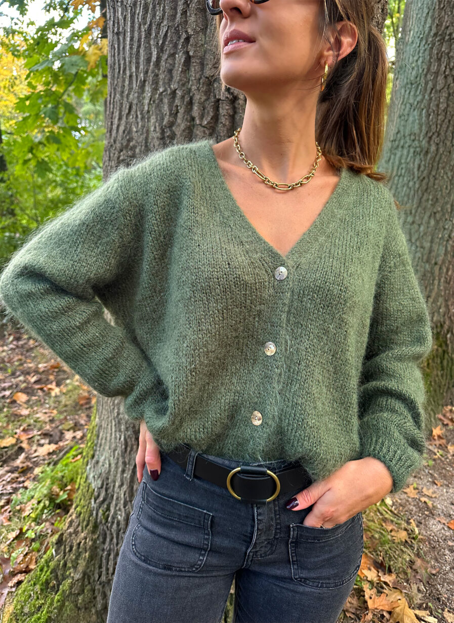 Voici Amelia, notre nouveau gilet extra doux en mohair ! Un indispensable qui va avec tout… Col V Coloris kaki 4 boutons sur le devant Maille toute douce et chaude Coupe droite légèrement oversize Fabriqué en Italie On aime le porter avec un jean taille haute et des bottines pour dynamiser le look ou bien en superposition au dessus d’une robe !