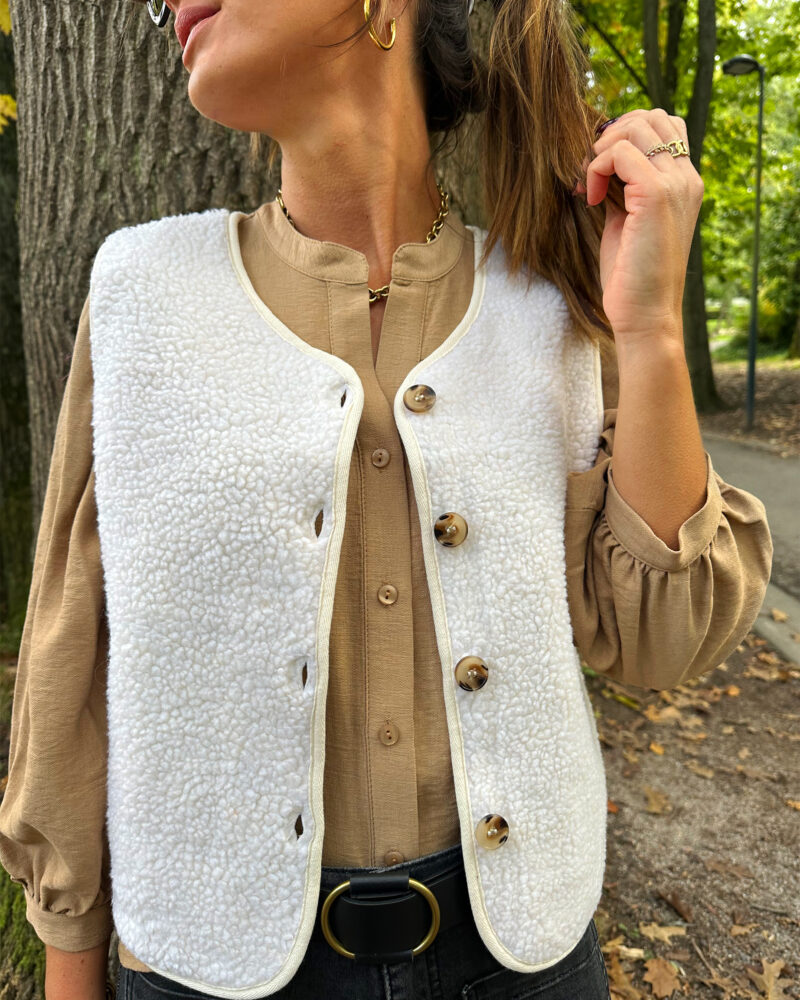 Affrontez l’hiver avec élégance et chaleur grâce à notre gilet SACHA sans manches. Une pièce incontournable pour un style chic et confortable par temps froid. Coupe droite Encolure en V Ouverture boutonnée devant Finitions gansées Veste effet peau de mouton ecru Doublure imprimé leopard