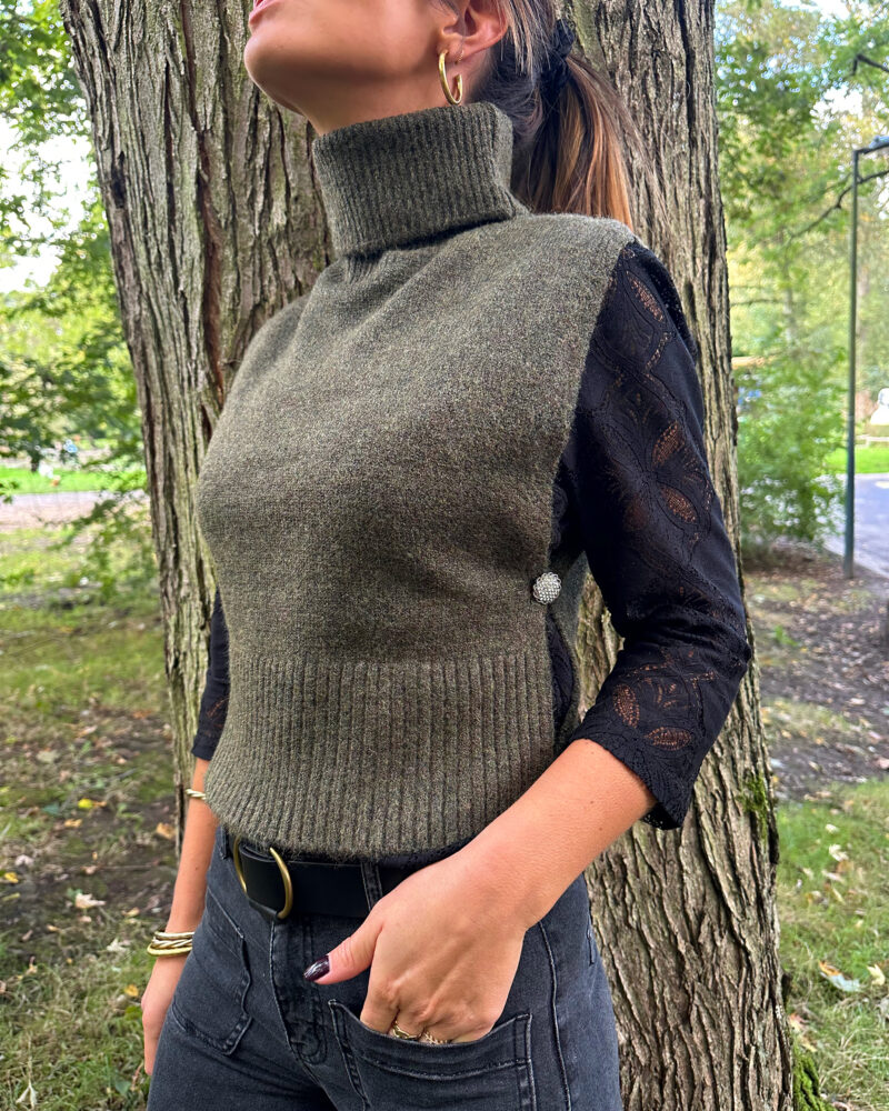 Craquez pour le Pull LIZA kaki sans manches en maille toute douce. Le nouveau best seller de votre garde robe pour cet hiver ! Col roulé Fabriqué en maille douce et stretch Boutons bijoux sur les côtés On aime le porter avec une jolie blouse ample par dessous, un pantalon noir ou beige assez chic et de jolies baskets pour casser le look !