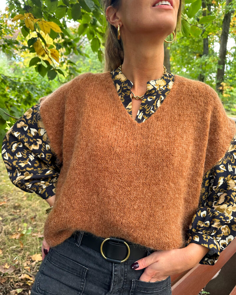 Enveloppez-vous dans notre pull MAEVA tout doux ! Coloris camel Jolie encolure V Maille enveloppante toute douce avec 33% de baby alpaga, ne gratte pas Modèle sans manches à porter en superposition au dessus d’une jolie blouse Fabrication Italienne Taille unique : convient de la taille 36 à la taille 42