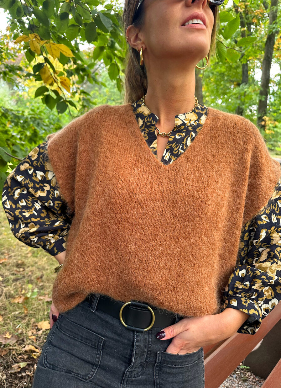 Enveloppez-vous dans notre pull MAEVA tout doux ! Coloris camel Jolie encolure V Maille enveloppante toute douce avec 33% de baby alpaga, ne gratte pas Modèle sans manches à porter en superposition au dessus d’une jolie blouse Fabrication Italienne Taille unique : convient de la taille 36 à la taille 42