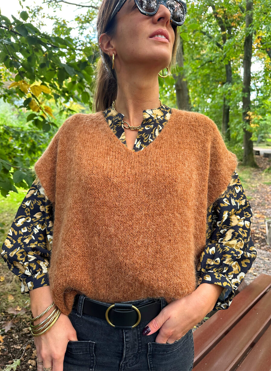 Enveloppez-vous dans notre pull MAEVA tout doux ! Coloris camel Jolie encolure V Maille enveloppante toute douce avec 33% de baby alpaga, ne gratte pas Modèle sans manches à porter en superposition au dessus d’une jolie blouse Fabrication Italienne Taille unique : convient de la taille 36 à la taille 42