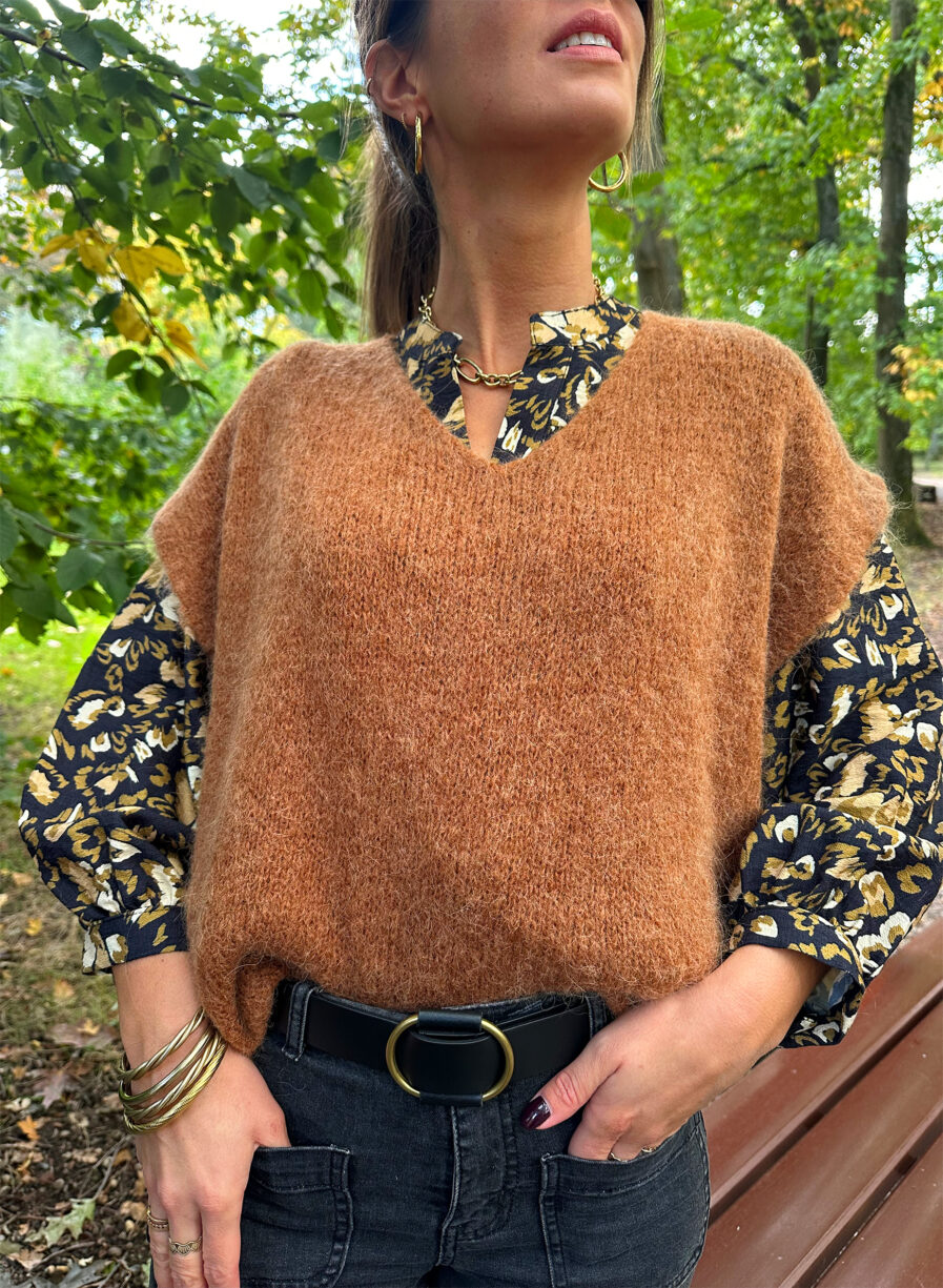 Enveloppez-vous dans notre pull MAEVA tout doux ! Coloris camel Jolie encolure V Maille enveloppante toute douce avec 33% de baby alpaga, ne gratte pas Modèle sans manches à porter en superposition au dessus d’une jolie blouse Fabrication Italienne Taille unique : convient de la taille 36 à la taille 42