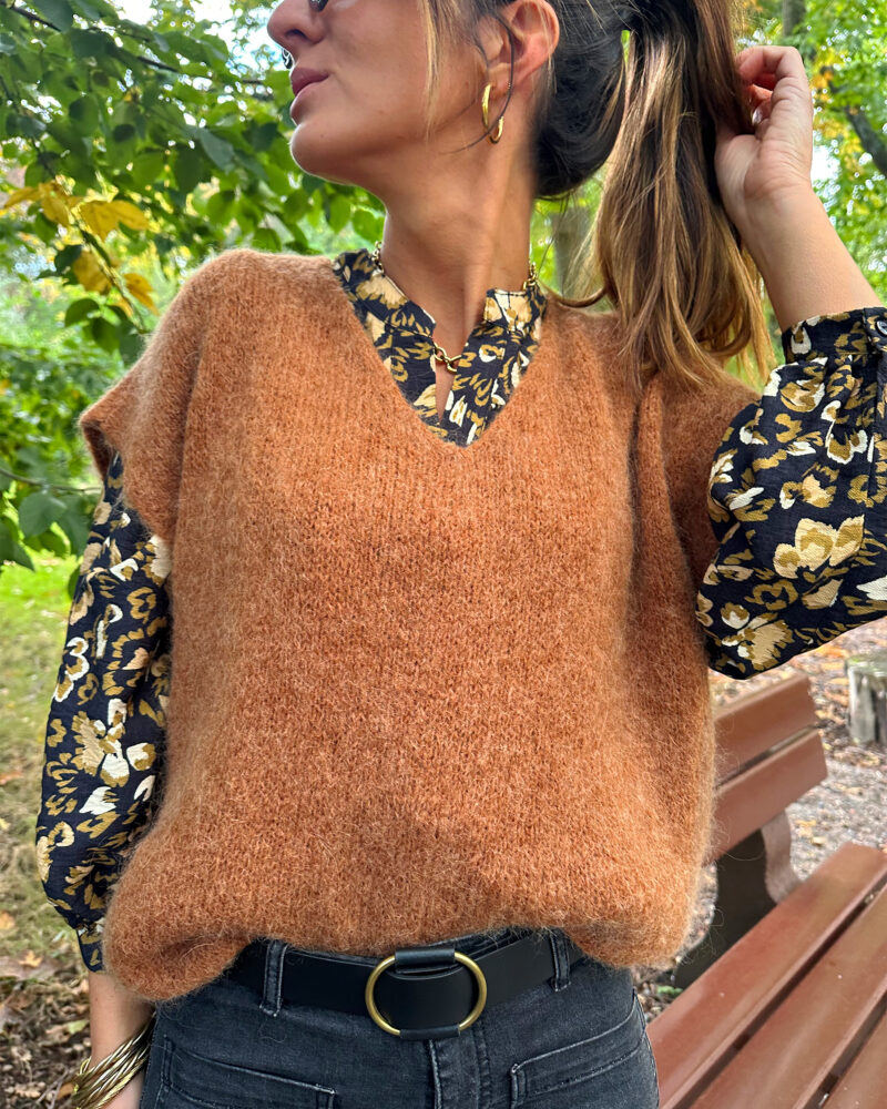 Enveloppez-vous dans notre pull MAEVA tout doux ! Coloris camel Jolie encolure V Maille enveloppante toute douce avec 33% de baby alpaga, ne gratte pas Modèle sans manches à porter en superposition au dessus d’une jolie blouse Fabrication Italienne Taille unique : convient de la taille 36 à la taille 42