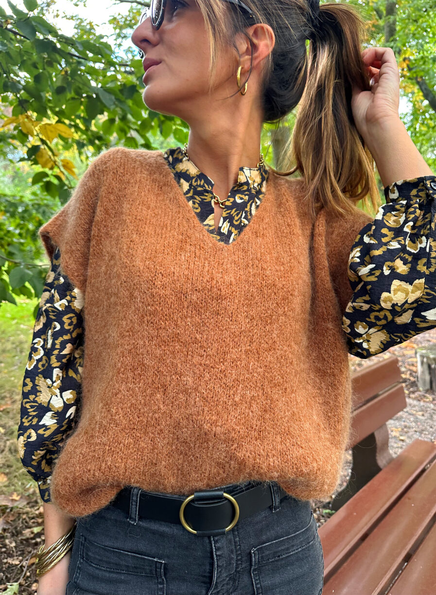 Enveloppez-vous dans notre pull MAEVA tout doux ! Coloris camel Jolie encolure V Maille enveloppante toute douce avec 33% de baby alpaga, ne gratte pas Modèle sans manches à porter en superposition au dessus d’une jolie blouse Fabrication Italienne Taille unique : convient de la taille 36 à la taille 42