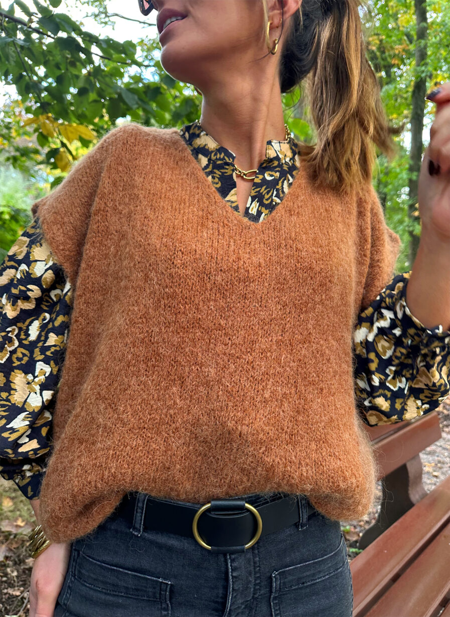 Enveloppez-vous dans notre pull MAEVA tout doux ! Coloris camel Jolie encolure V Maille enveloppante toute douce avec 33% de baby alpaga, ne gratte pas Modèle sans manches à porter en superposition au dessus d’une jolie blouse Fabrication Italienne Taille unique : convient de la taille 36 à la taille 42