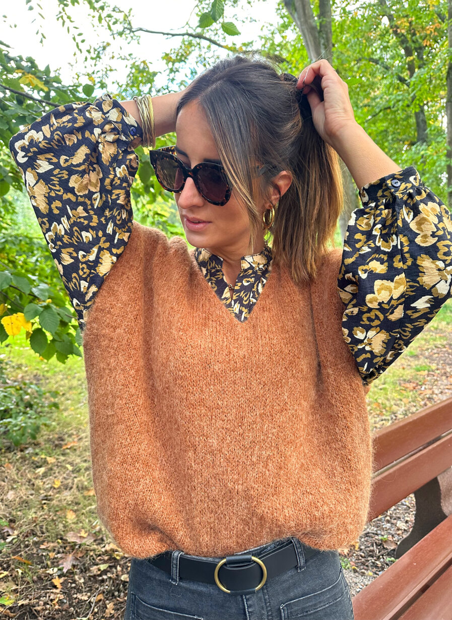 Enveloppez-vous dans notre pull MAEVA tout doux ! Coloris camel Jolie encolure V Maille enveloppante toute douce avec 33% de baby alpaga, ne gratte pas Modèle sans manches à porter en superposition au dessus d’une jolie blouse Fabrication Italienne Taille unique : convient de la taille 36 à la taille 42