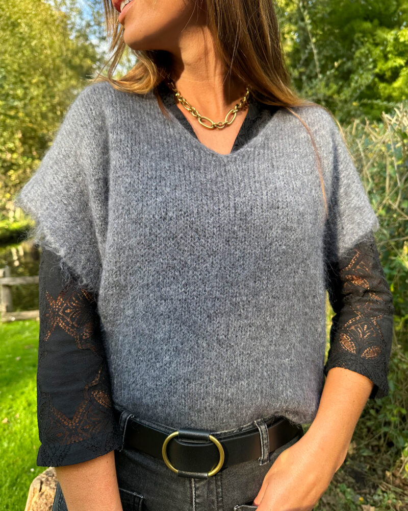 Enveloppez-vous dans notre pull MAEVA tout doux ! Coloris gris Jolie encolure V Maille enveloppante toute douce avec 33% de baby alpaga, ne gratte pas Modèle sans manches à porter en superposition au dessus d’une jolie blouse