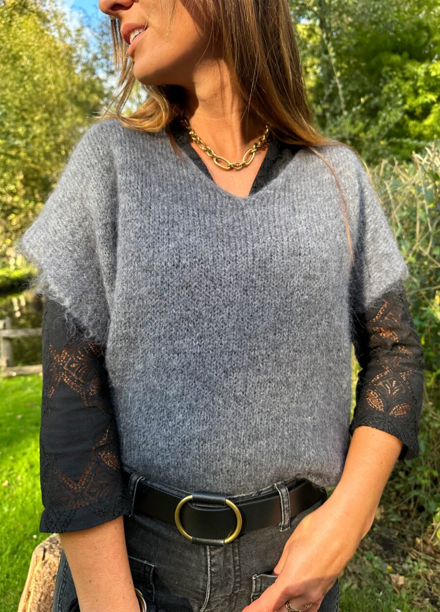 Enveloppez-vous dans notre pull MAEVA tout doux ! Coloris gris Jolie encolure V Maille enveloppante toute douce avec 33% de baby alpaga, ne gratte pas Modèle sans manches à porter en superposition au dessus d’une jolie blouse