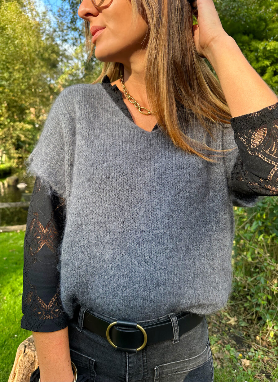 Enveloppez-vous dans notre pull MAEVA tout doux ! Coloris gris Jolie encolure V Maille enveloppante toute douce avec 33% de baby alpaga, ne gratte pas Modèle sans manches à porter en superposition au dessus d’une jolie blouse