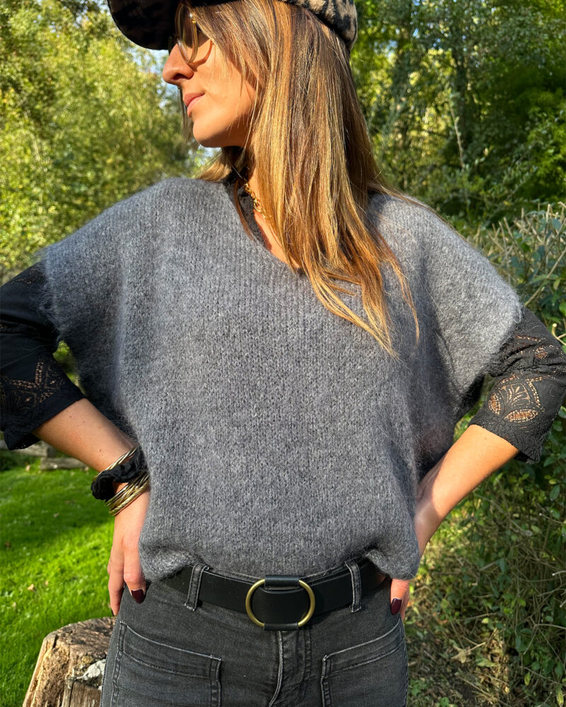 Enveloppez-vous dans notre pull MAEVA tout doux ! Coloris gris Jolie encolure V Maille enveloppante toute douce avec 33% de baby alpaga, ne gratte pas Modèle sans manches à porter en superposition au dessus d’une jolie blouse