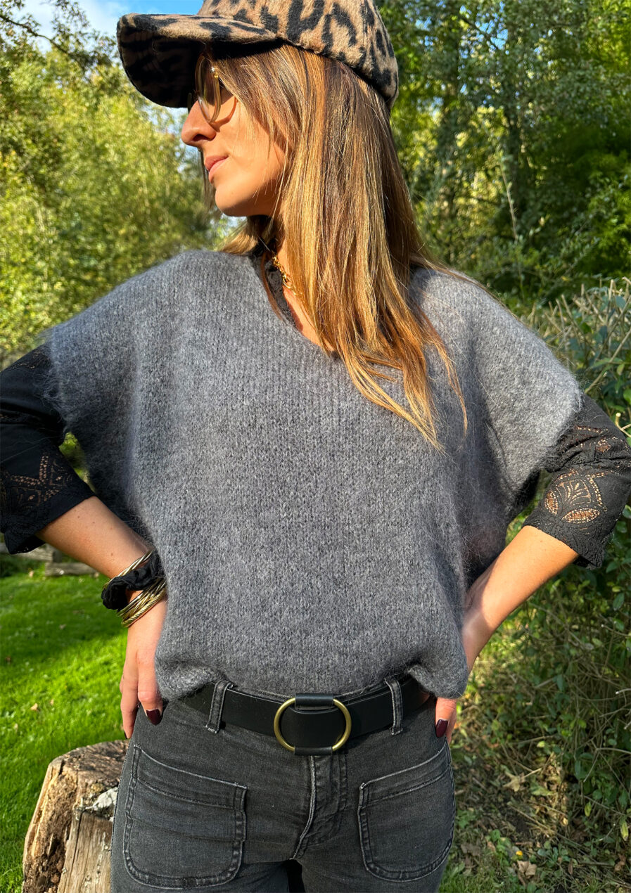 Enveloppez-vous dans notre pull MAEVA tout doux ! Coloris gris Jolie encolure V Maille enveloppante toute douce avec 33% de baby alpaga, ne gratte pas Modèle sans manches à porter en superposition au dessus d’une jolie blouse