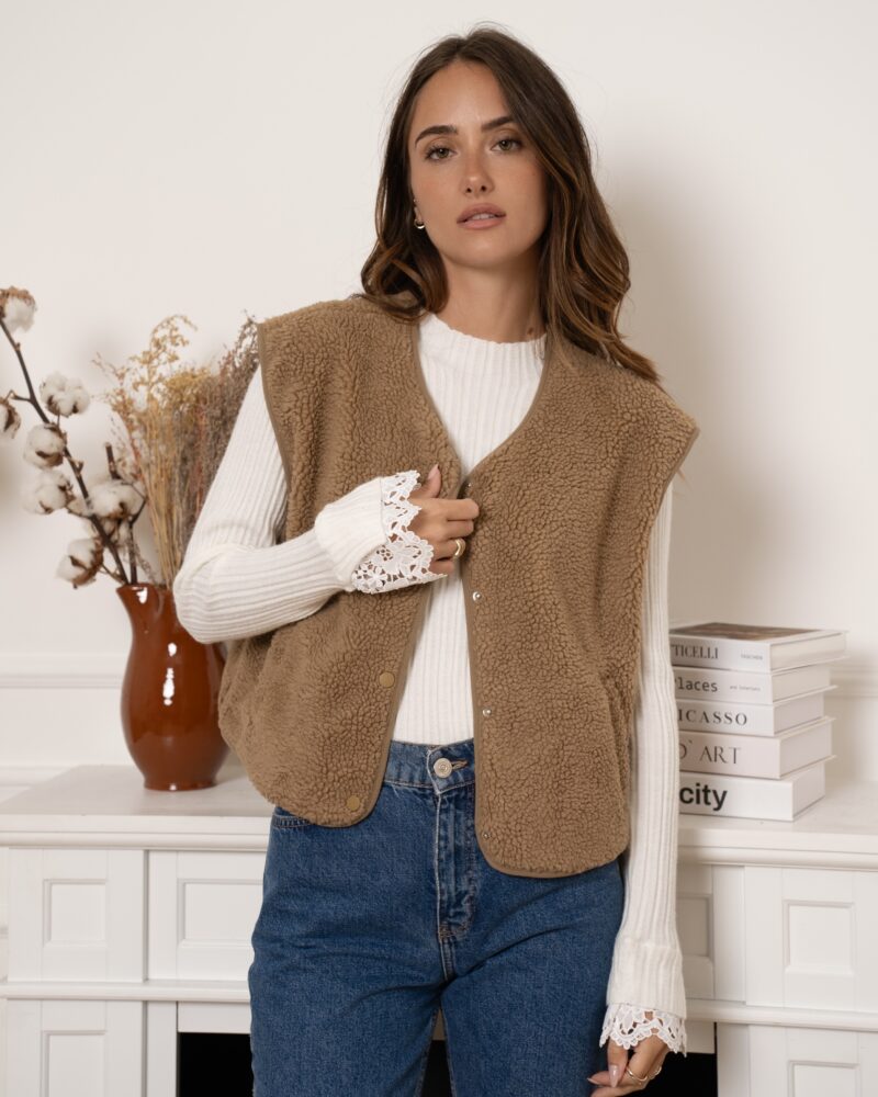 Affrontez l’hiver avec élégance et chaleur grâce à notre gilet MILA sans manches camel ! Une pièce incontournable pour un style chic et confortable par temps froid. Coupe droite légèrement oversize Ouverture boutonnée devant 2 poches côtés Gilet effet moumoute camel