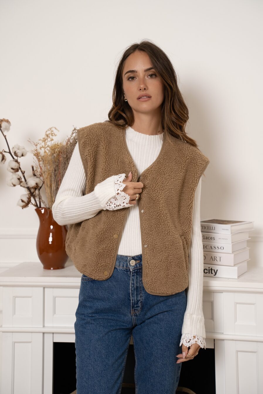 Affrontez l’hiver avec élégance et chaleur grâce à notre gilet MILA sans manches camel ! Une pièce incontournable pour un style chic et confortable par temps froid. Coupe droite légèrement oversize Ouverture boutonnée devant 2 poches côtés Gilet effet moumoute camel