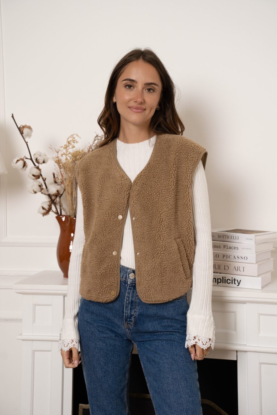 Affrontez l’hiver avec élégance et chaleur grâce à notre gilet MILA sans manches camel ! Une pièce incontournable pour un style chic et confortable par temps froid. Coupe droite légèrement oversize Ouverture boutonnée devant 2 poches côtés Gilet effet moumoute camel