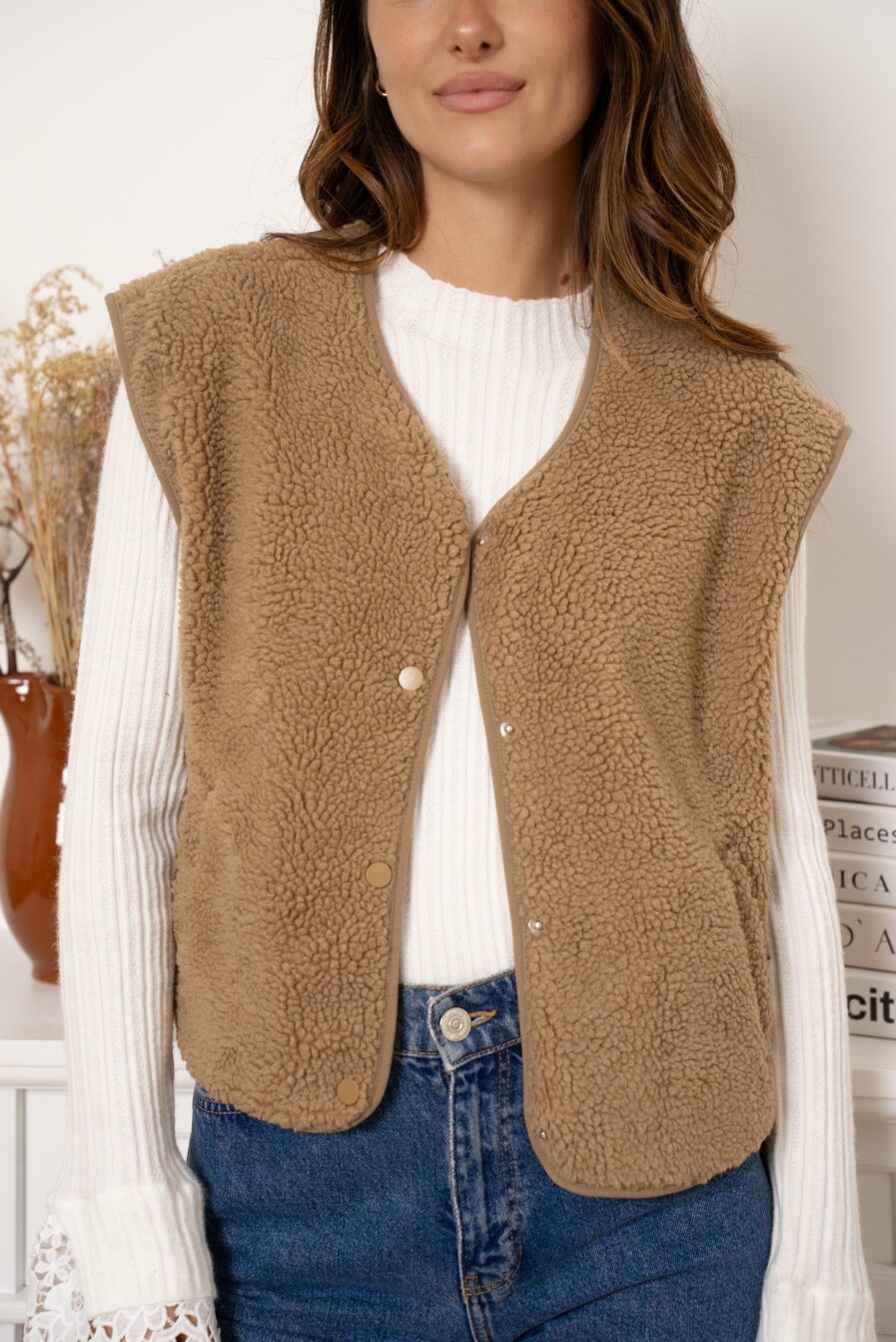 Affrontez l’hiver avec élégance et chaleur grâce à notre gilet MILA sans manches camel ! Une pièce incontournable pour un style chic et confortable par temps froid. Coupe droite légèrement oversize Ouverture boutonnée devant 2 poches côtés Gilet effet moumoute camel