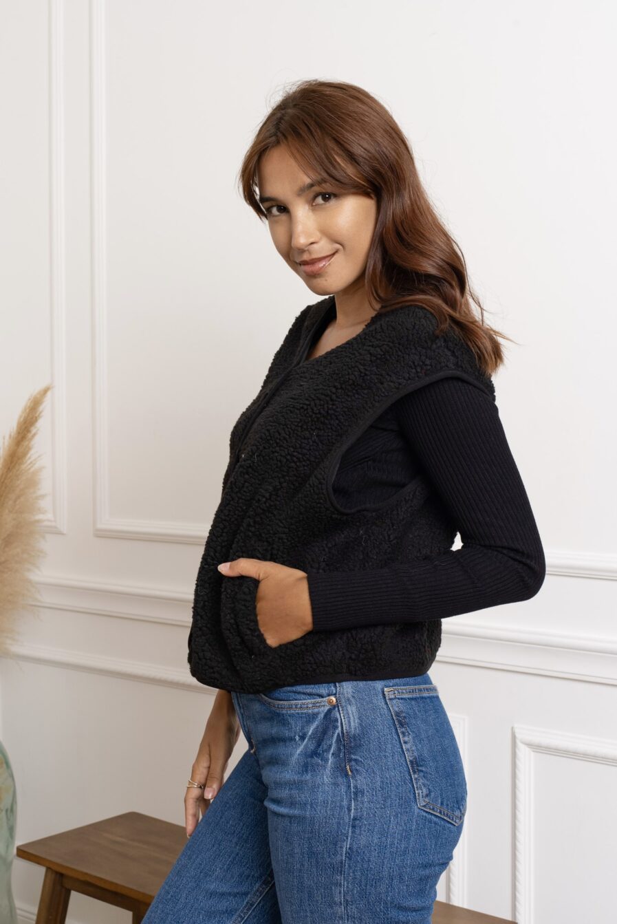 Affrontez l’hiver avec élégance et chaleur grâce à notre gilet MILA sans manches noir ! Une pièce incontournable pour un style chic et confortable par temps froid. Coupe droite légèrement oversize Ouverture boutonnée devant 2 poches côtés Gilet effet moumoute noir