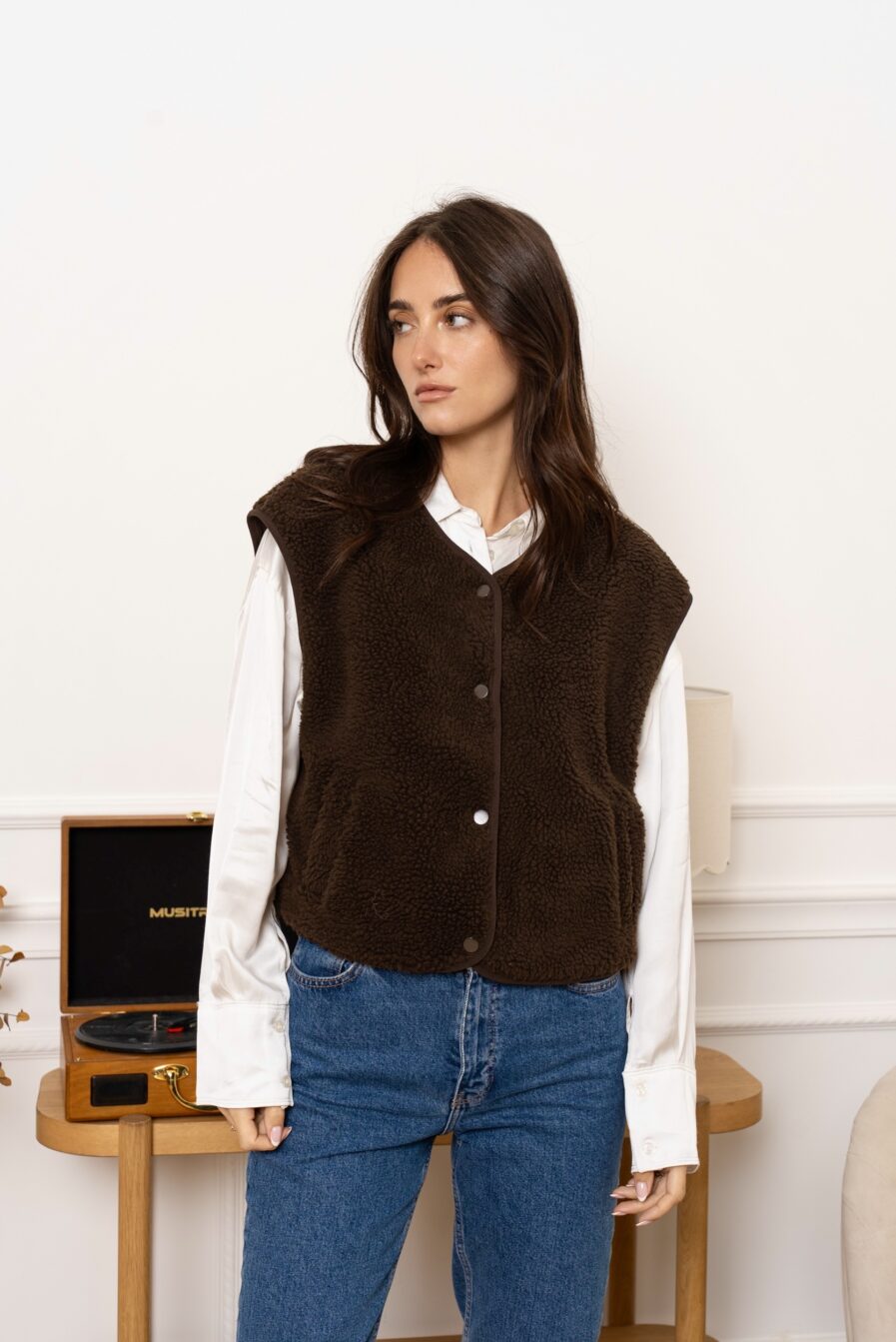 Affrontez l’hiver avec élégance et chaleur grâce à notre gilet MILA sans manches couleur café ! Une pièce incontournable pour un style chic et confortable par temps froid. Coupe droite légèrement oversize Ouverture boutonnée devant 2 poches côtés Gilet effet moumoute chocolat