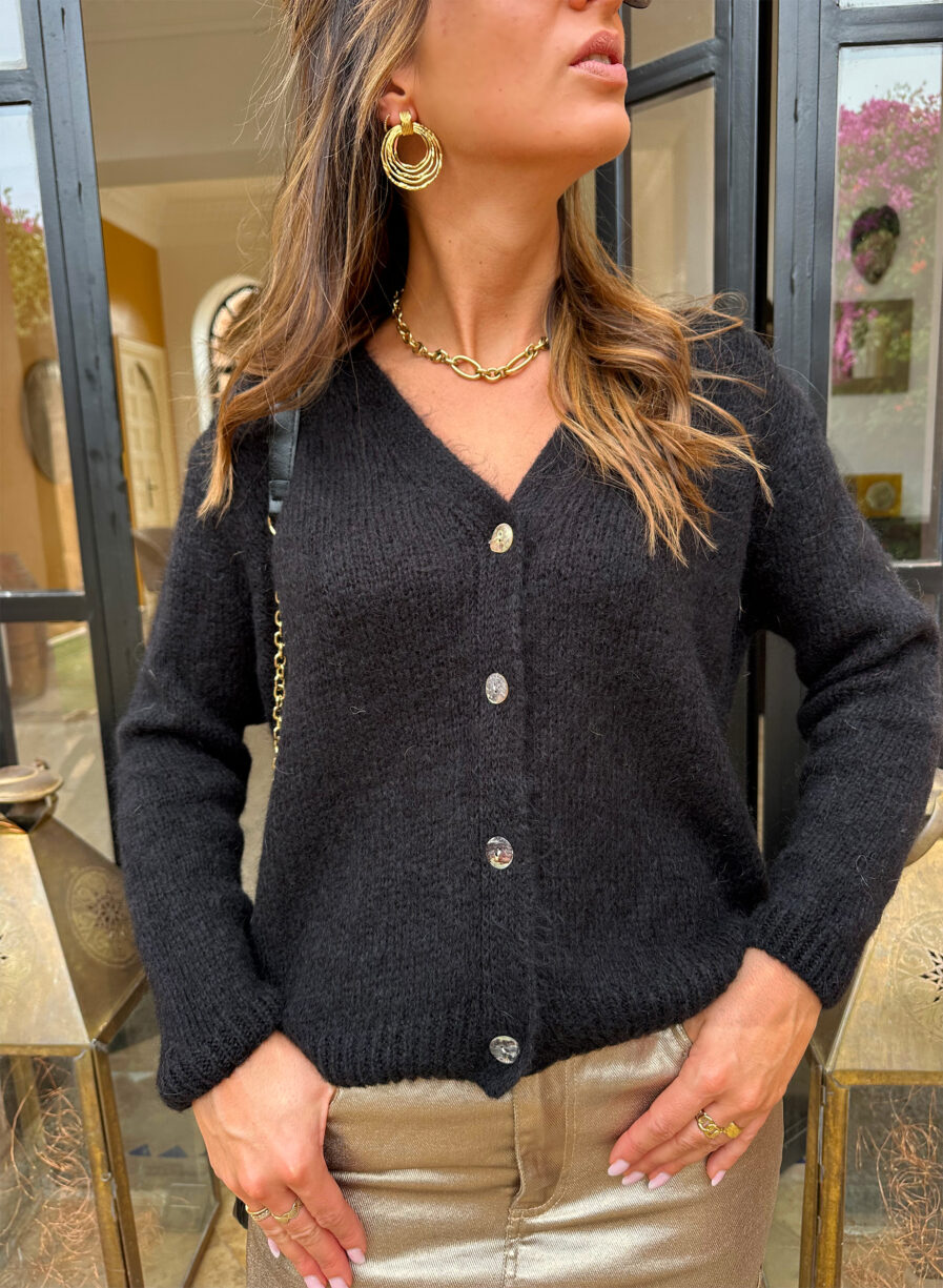 Voici Amelia, notre nouveau gilet extra doux en mohair ! Un indispensable qui va avec tout… Col V Coloris Noir 4 boutons sur le devant Maille toute douce et chaude Coupe droite légèrement oversize Fabriqué en Italie