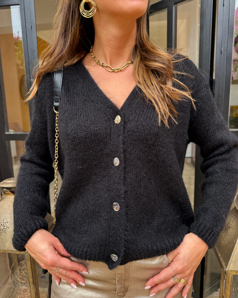 Voici Amelia, notre nouveau gilet extra doux en mohair ! Un indispensable qui va avec tout… Col V Coloris Noir 4 boutons sur le devant Maille toute douce et chaude Coupe droite légèrement oversize Fabriqué en Italie