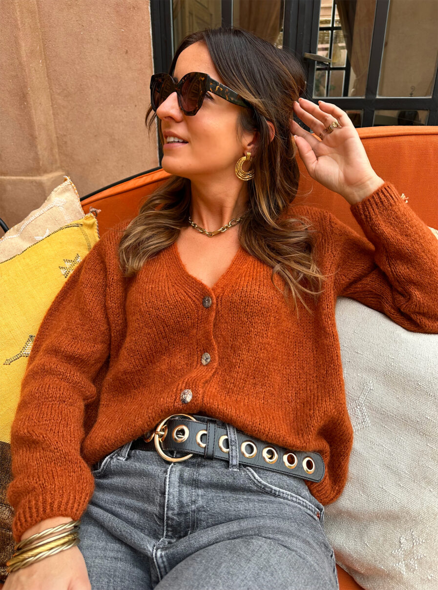 Voici Amelia, notre nouveau gilet extra doux en mohair ! Un indispensable qui va avec tout… Col V Coloris terracotta 4 boutons sur le devant Maille toute douce et chaude Coupe droite légèrement oversize Fabriqué en Italie On aime le porter avec un pantalon taille haute et des bottines pour dynamiser le look ou bien en superposition au dessus d’une robe !