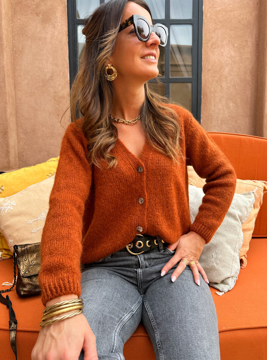 Voici Amelia, notre nouveau gilet extra doux en mohair ! Un indispensable qui va avec tout… Col V Coloris terracotta 4 boutons sur le devant Maille toute douce et chaude Coupe droite légèrement oversize Fabriqué en Italie On aime le porter avec un pantalon taille haute et des bottines pour dynamiser le look ou bien en superposition au dessus d’une robe !