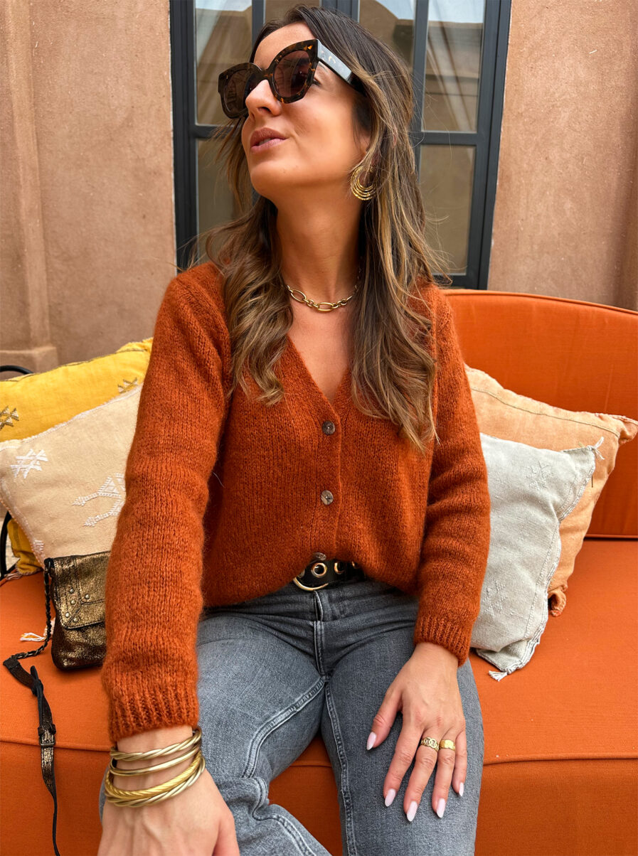 Voici Amelia, notre nouveau gilet extra doux en mohair ! Un indispensable qui va avec tout… Col V Coloris terracotta 4 boutons sur le devant Maille toute douce et chaude Coupe droite légèrement oversize Fabriqué en Italie On aime le porter avec un pantalon taille haute et des bottines pour dynamiser le look ou bien en superposition au dessus d’une robe !