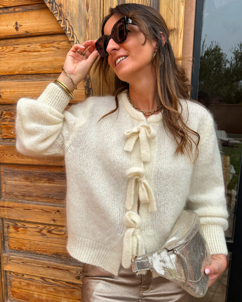 Craquez pour HANNA, notre nouveau pull noeuds tellement réconfortant. Une maille douce et moelleuse agréable à porter ! On le porte à même la peau Composé de 40% de Kid Mohair, ce pull vous tiendra chaud et vous donnera bonne mine grâce à sa jolie couleur écru. On le porte facilement avec un jean ou au dessus d’une robe ! Fabriqué en Italie