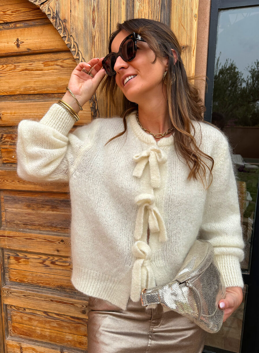 Craquez pour HANNA, notre nouveau pull noeuds tellement réconfortant. Une maille douce et moelleuse agréable à porter ! On le porte à même la peau Composé de 40% de Kid Mohair, ce pull vous tiendra chaud et vous donnera bonne mine grâce à sa jolie couleur écru. On le porte facilement avec un jean ou au dessus d’une robe ! Fabriqué en Italie