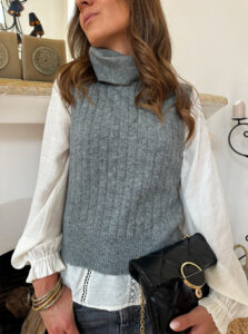 Le Pull Lila gris est l’incarnation du confort et de l’élégance. Conçu dans une maille douce pour vous garder au chaud tout en vous offrant un look tendance ! Col roulé Maille côtelée sur l’avant et au dos Modèle sans manches Fabriqué en maille douce On aime le porter avec une jolie blouse ample par dessous, un pantalon noir assez chic et de jolies bottines pour parfaire le look !