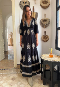 Dites bonjour à notre nouvelle robe longue ALINA ! Très bohème chic elle sera parfaite pour toutes vos occasions. Robe longue noir avec broderie écru Joli décolleté V avec empiècement sous poitrine Manches 3/4 Taille élastiquée pour un maximum de confort Incroyablement belle, on aime la porter de façon quotidienne ou bien occasionnelle par exemple pour une soirée, mariage, cérémonie .. Ajoutez à cette robe vos plus beaux bijoux et le tour est joué !