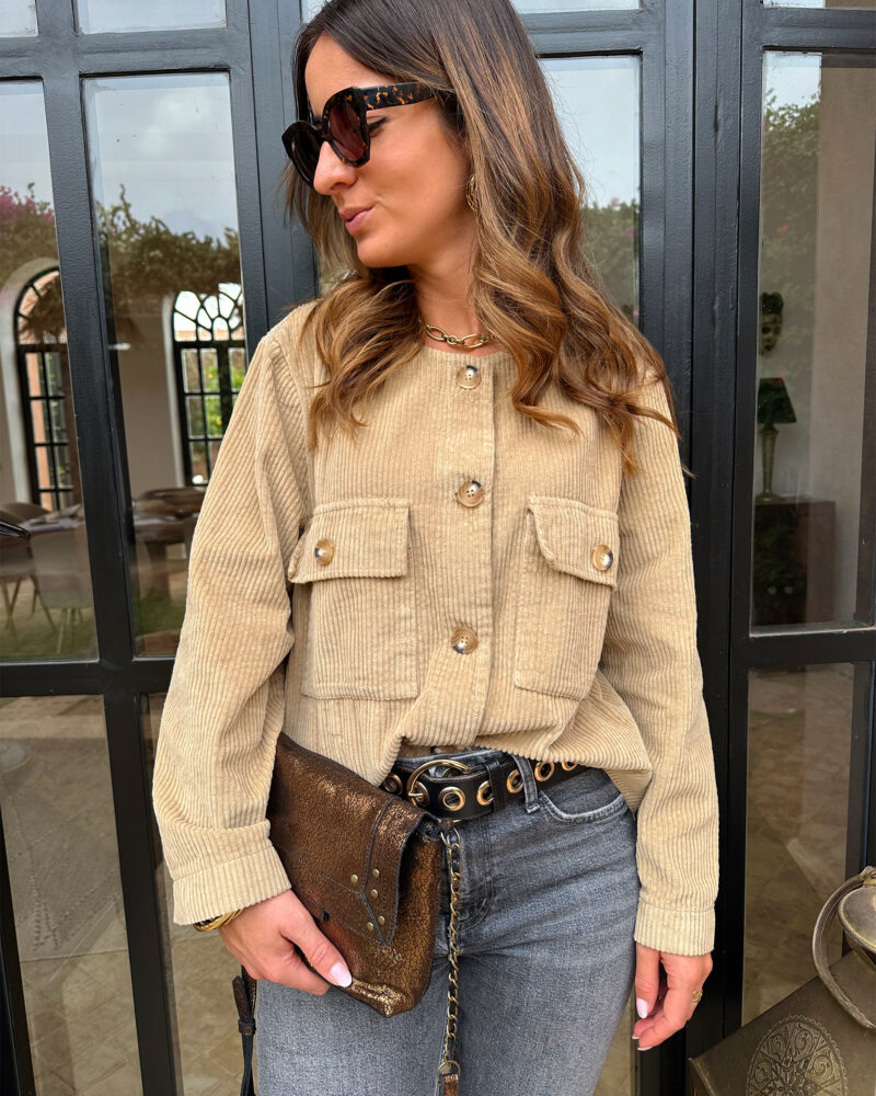 JUNE est une veste courte en velours camel à l’allure terriblement chic et mode ! – Volume boîte – Col rond – Poches plaquées sur la poitrine – Modèle boutonné sur l’avant On aime la porter avec un pantalon large et une paire de baskets pour un look terriblement tendance ou par dessus une robe pour une tenue plus habillée..