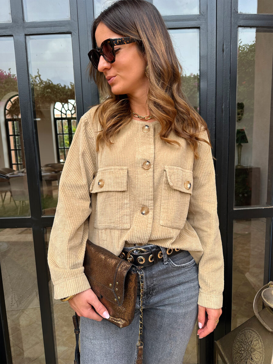 JUNE est une veste courte en velours camel à l’allure terriblement chic et mode ! – Volume boîte – Col rond – Poches plaquées sur la poitrine – Modèle boutonné sur l’avant On aime la porter avec un pantalon large et une paire de baskets pour un look terriblement tendance ou par dessus une robe pour une tenue plus habillée..