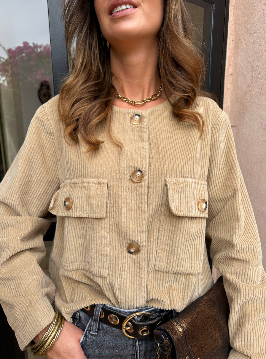 JUNE est une veste courte en velours camel à l’allure terriblement chic et mode ! – Volume boîte – Col rond – Poches plaquées sur la poitrine – Modèle boutonné sur l’avant On aime la porter avec un pantalon large et une paire de baskets pour un look terriblement tendance ou par dessus une robe pour une tenue plus habillée..