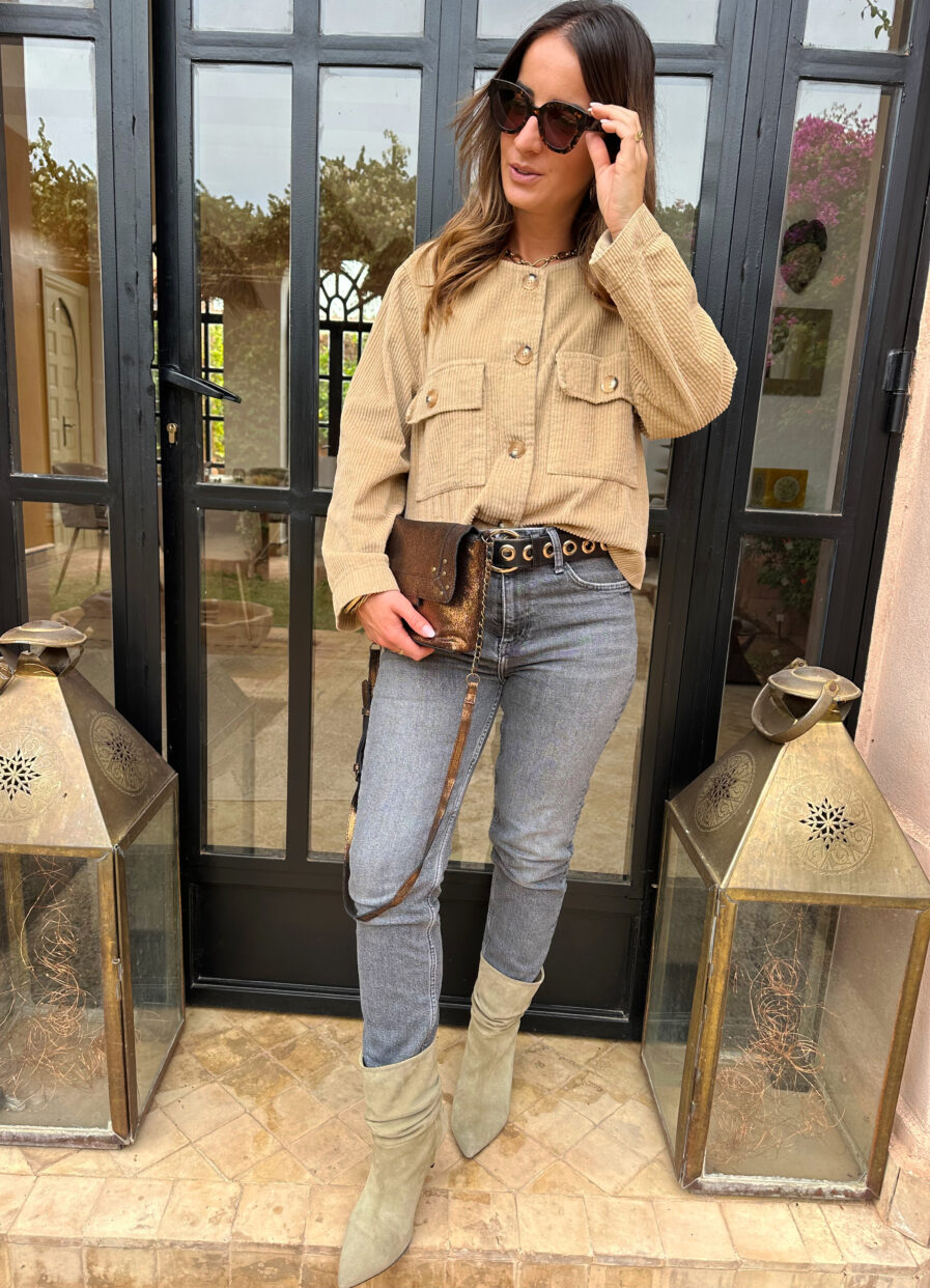 JUNE est une veste courte en velours camel à l’allure terriblement chic et mode ! – Volume boîte – Col rond – Poches plaquées sur la poitrine – Modèle boutonné sur l’avant On aime la porter avec un pantalon large et une paire de baskets pour un look terriblement tendance ou par dessus une robe pour une tenue plus habillée..