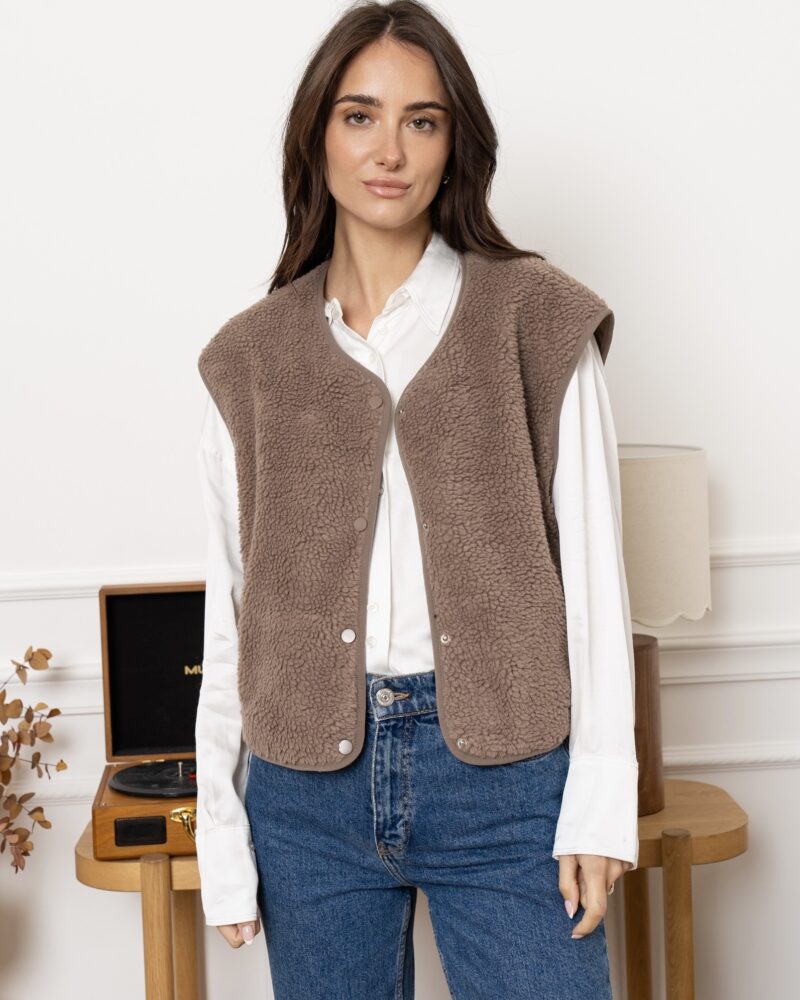 Affrontez l’hiver avec élégance et chaleur grâce à notre gilet MILA sans manches taupe l ! Une pièce incontournable pour un style chic et confortable par temps froid. Coupe droite légèrement oversize Ouverture boutonnée devant 2 poches côtés Gilet effet moumoute taupe