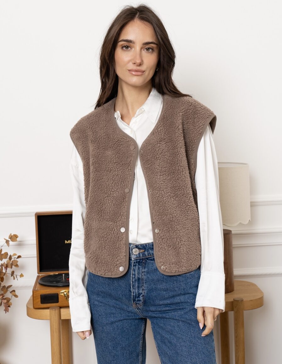 Affrontez l’hiver avec élégance et chaleur grâce à notre gilet MILA sans manches taupe l ! Une pièce incontournable pour un style chic et confortable par temps froid. Coupe droite légèrement oversize Ouverture boutonnée devant 2 poches côtés Gilet effet moumoute taupe