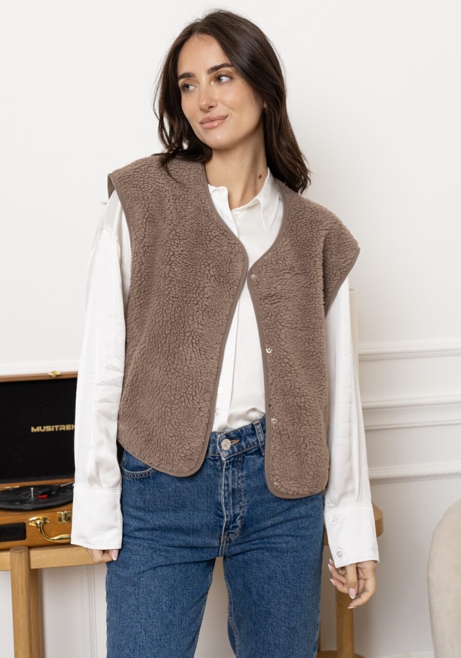 Affrontez l’hiver avec élégance et chaleur grâce à notre gilet MILA sans manches taupe l ! Une pièce incontournable pour un style chic et confortable par temps froid. Coupe droite légèrement oversize Ouverture boutonnée devant 2 poches côtés Gilet effet moumoute taupe