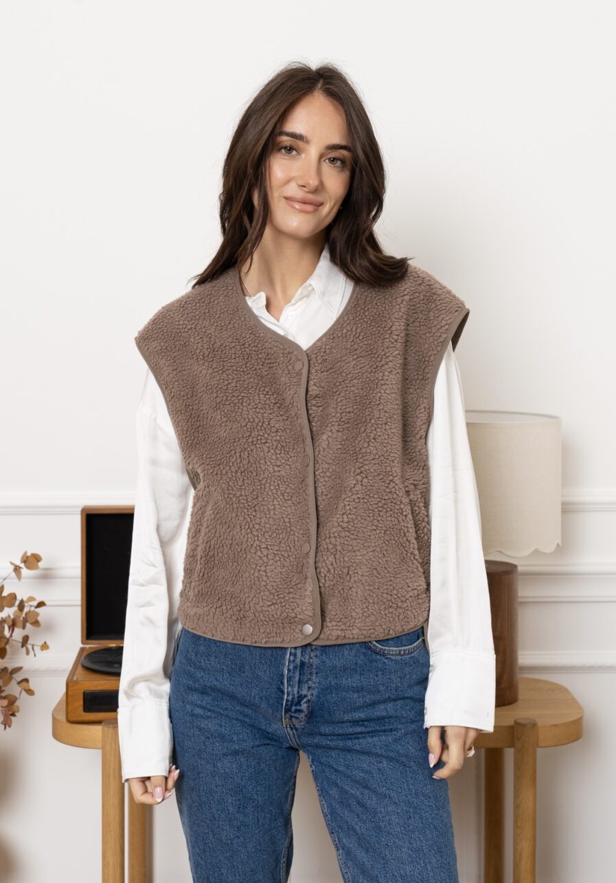 Affrontez l’hiver avec élégance et chaleur grâce à notre gilet MILA sans manches taupe l ! Une pièce incontournable pour un style chic et confortable par temps froid. Coupe droite légèrement oversize Ouverture boutonnée devant 2 poches côtés Gilet effet moumoute taupe