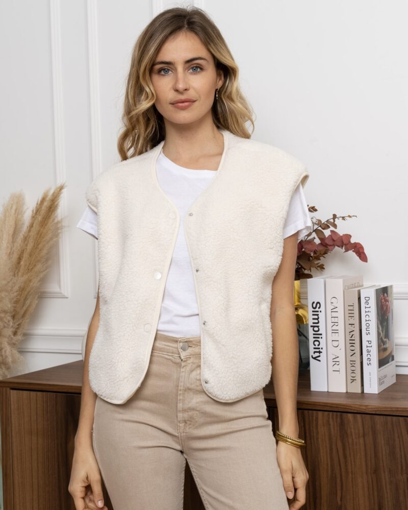 Affrontez l’hiver avec élégance et chaleur grâce à notre gilet MILA sans manches beige ! Une pièce incontournable pour un style chic et confortable par temps froid. Coupe droite légèrement oversize Ouverture boutonnée devant 2 poches côtés Gilet effet moumoute beige